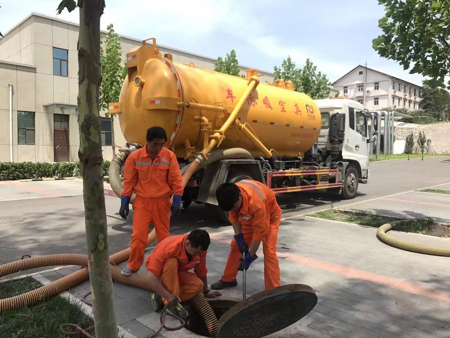 茌平管道疏通车停在窨井附近